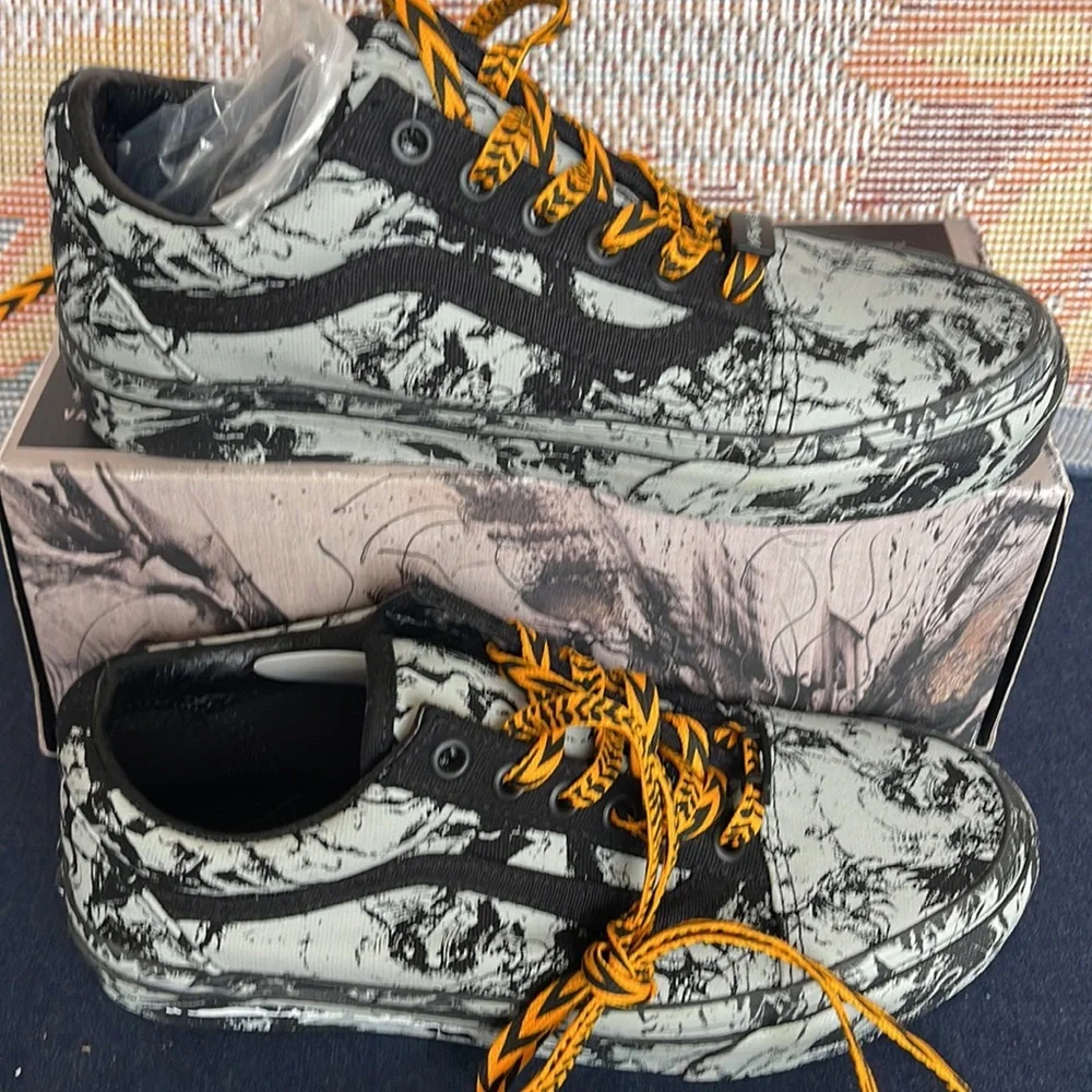 Vans WMNS Old Skool
Year Of The Tiger Black/Gray
VN0A3WKTN42
Sneakers - Picture 2 of 16